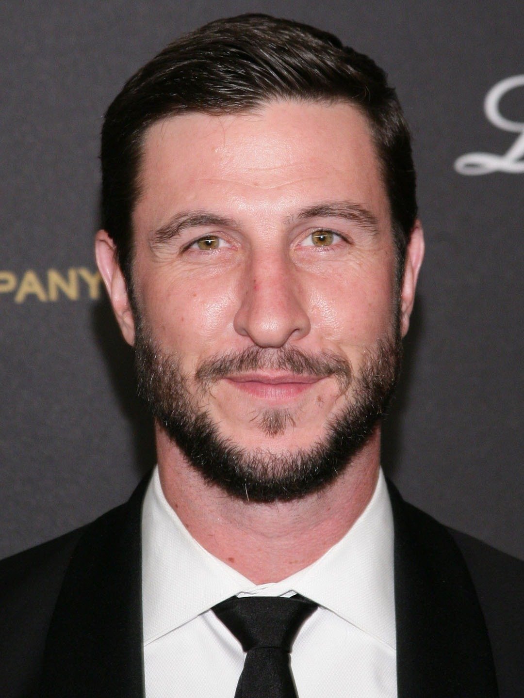 How tall is Pablo Schreiber?